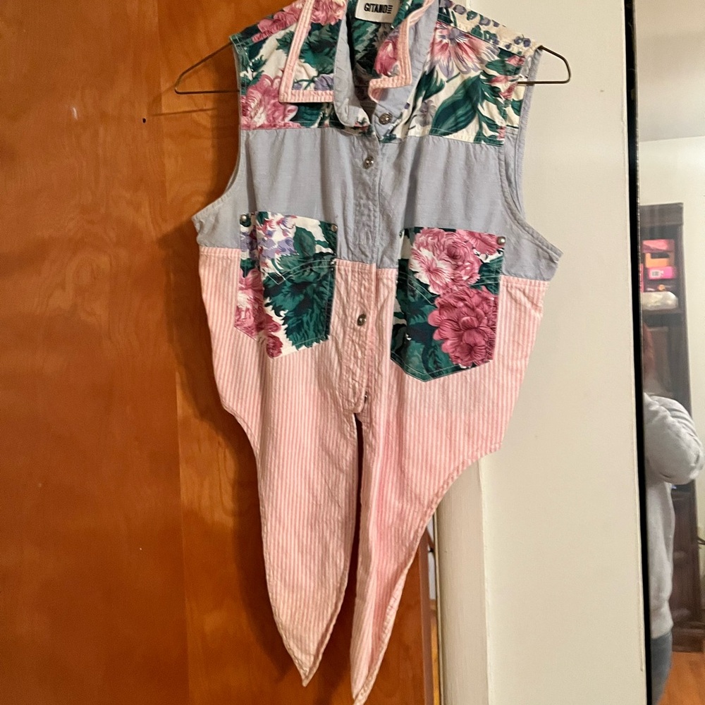 Early 90s suburban staple. Gitano Floral Multicolor Top